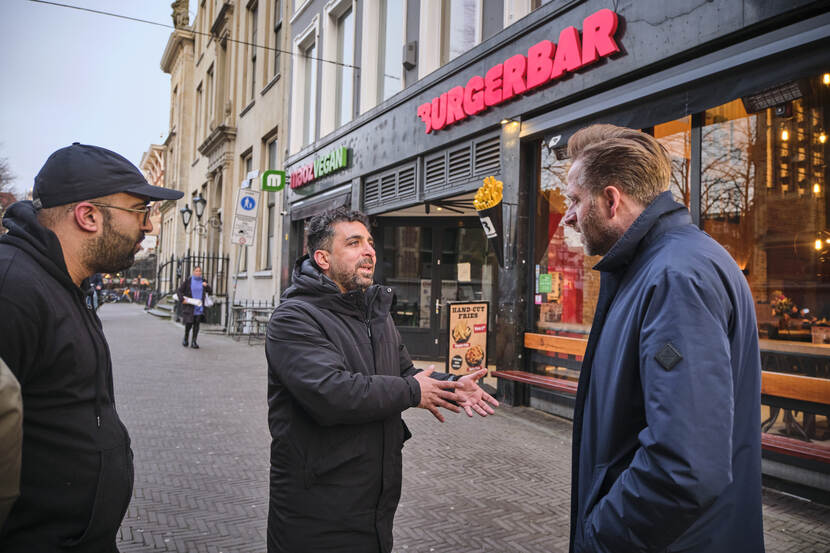 Minister Hugo de Jonge praat bij de Burgerbar op het Plein met een ondernemer