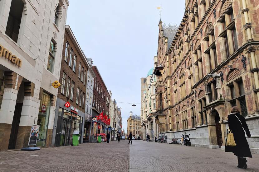 De Lange Poten in Den Haag gezien van het Plein met links de winkels en rechts het voormalig ministerie van Justitie