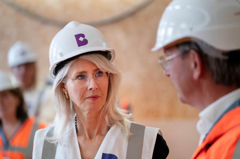 Minister Mona Keijzer en Peter van Leeuwen met bouwhelm op in het Tweede Kamergebouw