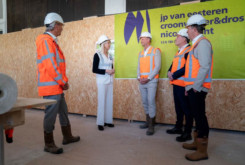 Peter van Leeuwen (Rijksvastgoedbedrijf), minister Mona Keijzer, Mark van Wordragen (Croonwolter&dros), Boudewijn de Bont (Nico de Bont) en Marco Peppel (J.P. van Eesteren) in het Tweede Kamergebouw