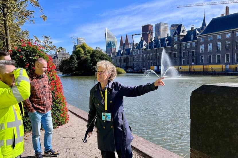 Renée de Krom van ProDemos en bouwmedewerkers bij de Hofvijver