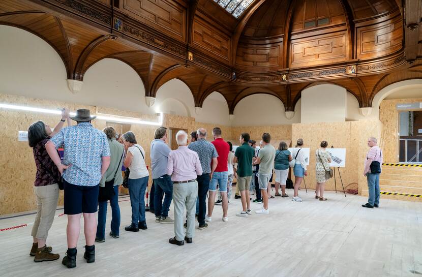 Dag van de Bouw Binnenhof 2025: bezoekers in de Hall van de Eerste Kamer