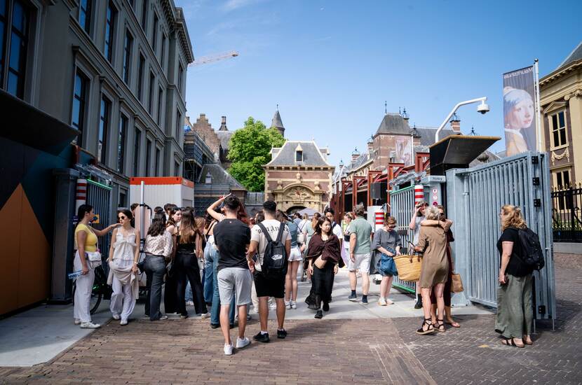 Dag van de Bouw Binnenhof 2025: bezoekers bij de ingang bij de Grenadierspoort