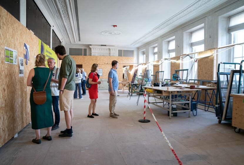 Dag van de Bouw Binnenhof 2025: bezoekers in de Rooksalon Tweede Kamer