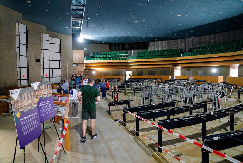 Dag van de Bouw Binnenhof 2025: bezoekers in de plenaire zaal Tweede Kamer