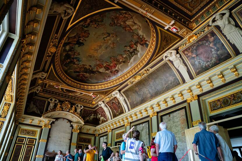 Dag van de Bouw Binnenhof 2025: bezoekers in de Trêveszaal