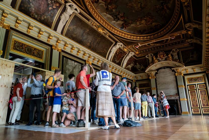Dag van de Bouw Binnenhof 2025: bezoekers in de Trêveszaal
