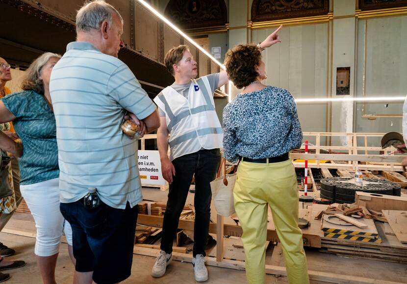 Dag van de Bouw Binnenhof 2025: bezoekers in de plenaire zaal Eerste Kamer