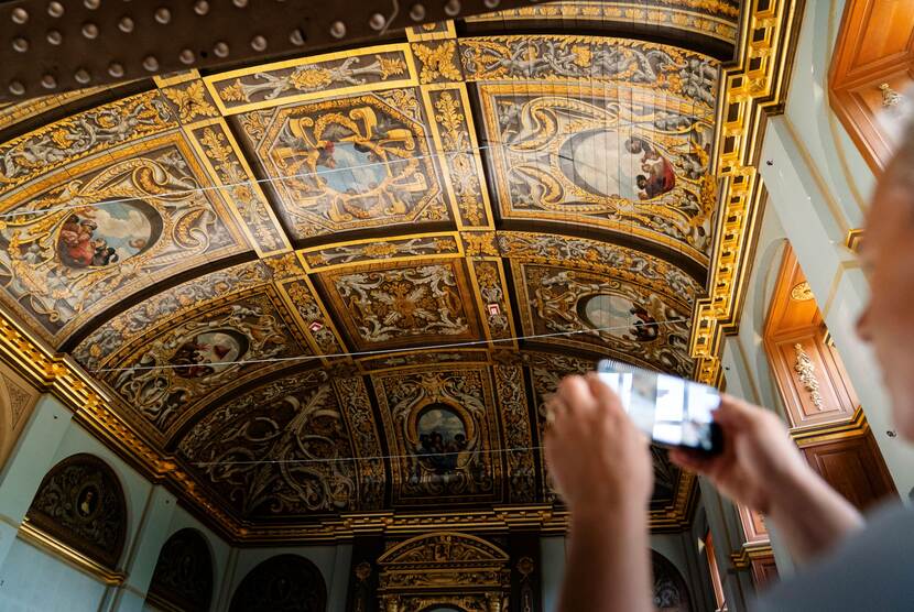 Dag van de Bouw Binnenhof 2025: bezoeker maakt foto van plafond plenaire zaal Eerte Kamer