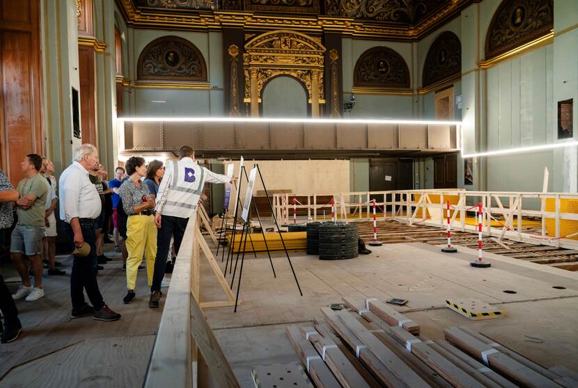 Dag van de Bouw Binnenhof 2025: bezoekers in plenaire zaal Eerste Kamer