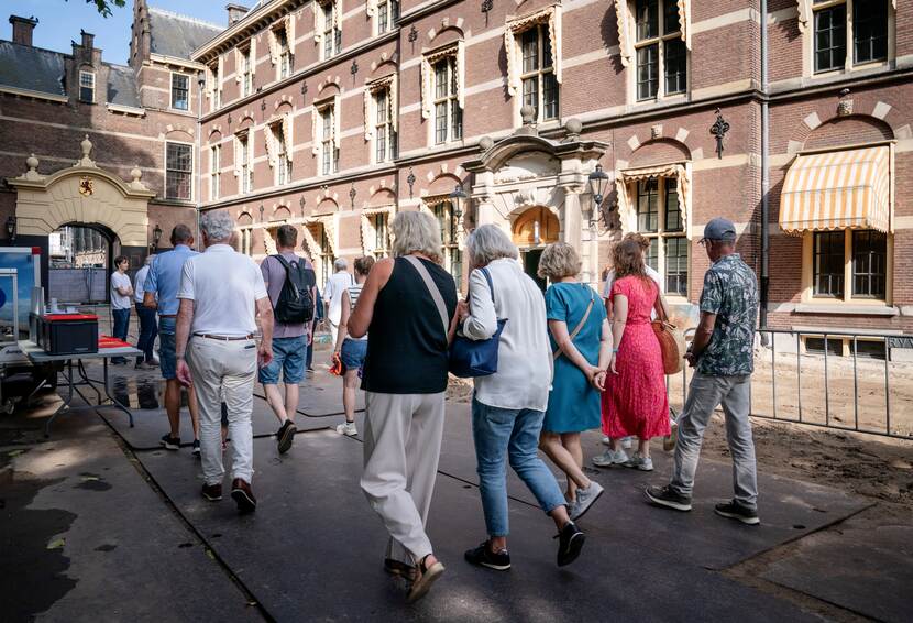 Dag van de Bouw Binnenhof 2025: bezoekers lopen naar ingang ministerie van Algemene Zaken