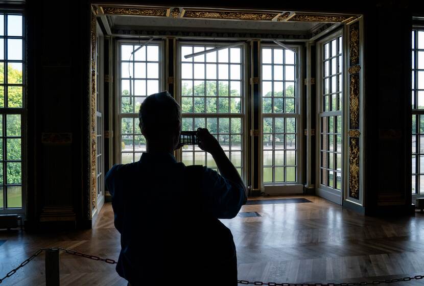 Dag van de Bouw Binnenhof 2025: bezoeker fotografeert ramen Trêveszaal