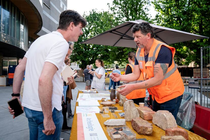 Dag van de Bouw Binnenhof 2025: bezoekers bij stand Archeologie Den Haag
