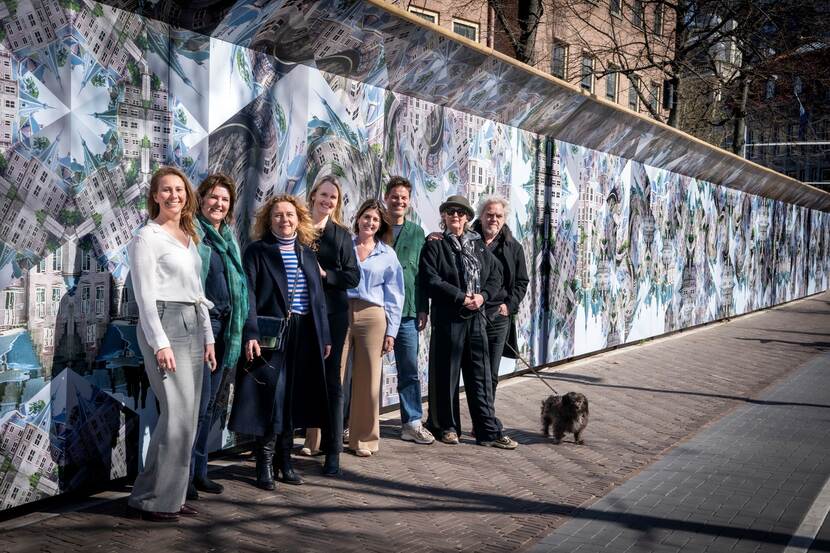 De bouwschutting aan de Hofweg met de ontwerpers en vertegenwoordigers van het RVB, Haagse ondernemers en de gemeente