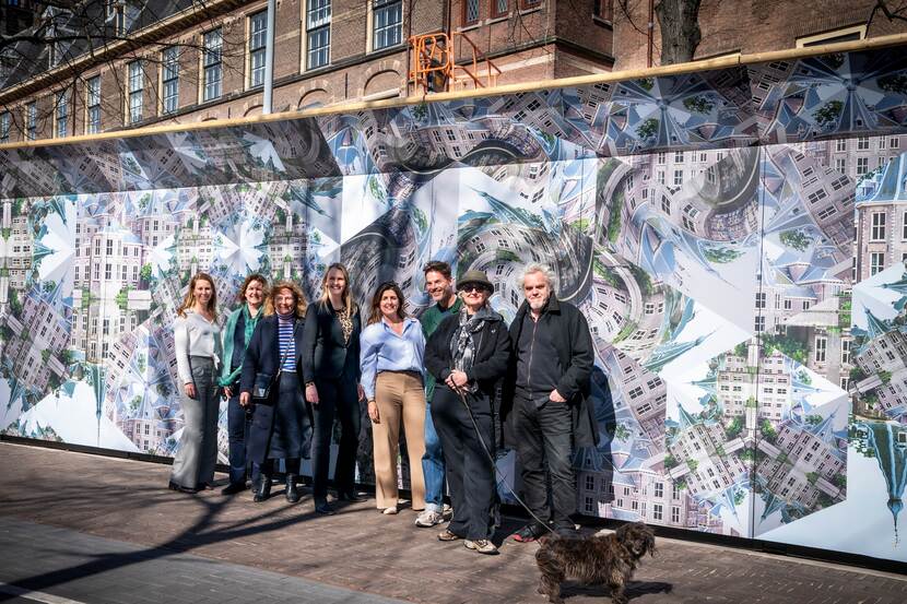 Vertegenwoordigers van ondernemers en het Rijksvastgoedbedrijf staan samen met de ontwerpers voor de Escherschutting