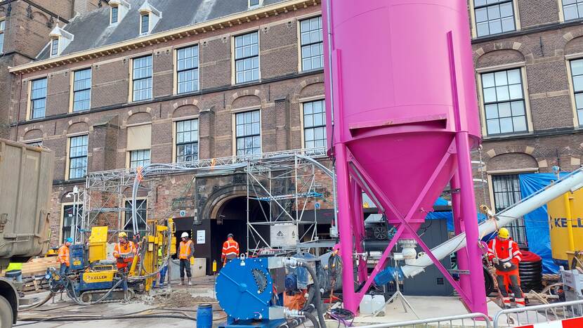 De werkzaamheden bij de Stadhouderspoort bij het Buitenhof, met links de groutinstallatie en rechts de paarse silo met het bindmiddel