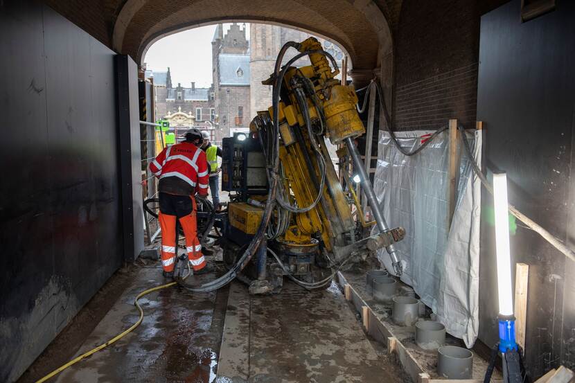 Boorinstallatie in de Stadhouderspoort, met op de achtergrond de Ridderzaal. Te zien is de boor bij een van de groutkolommen