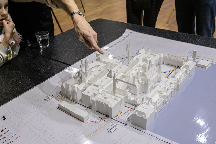 Een maquette van het Binnenhof met daarop ook bouwkranen en de logistieke routes