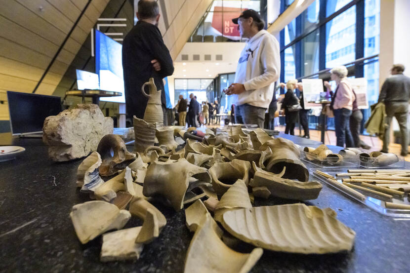 Verschillende archeologische vondsten uitgestald op een tafel