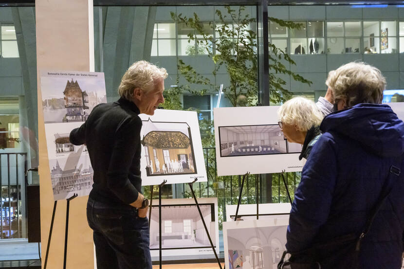 Architect Joep Mol met het ontwerp voor de Eerste Kamer