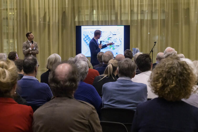 Thijs Paardekooper tijdens zijn presentatie van de nieuwe publieksentree Tweede Kamer in de Spinoza Foyer van Amare