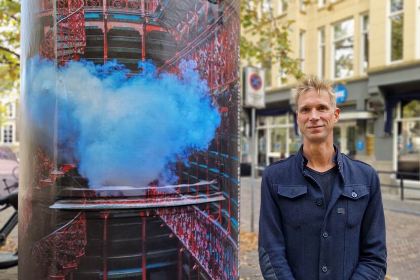 Berndnaut Smilde op het Lange Voorhout naast zijn werk Nimbus Handelingenkamer 2023