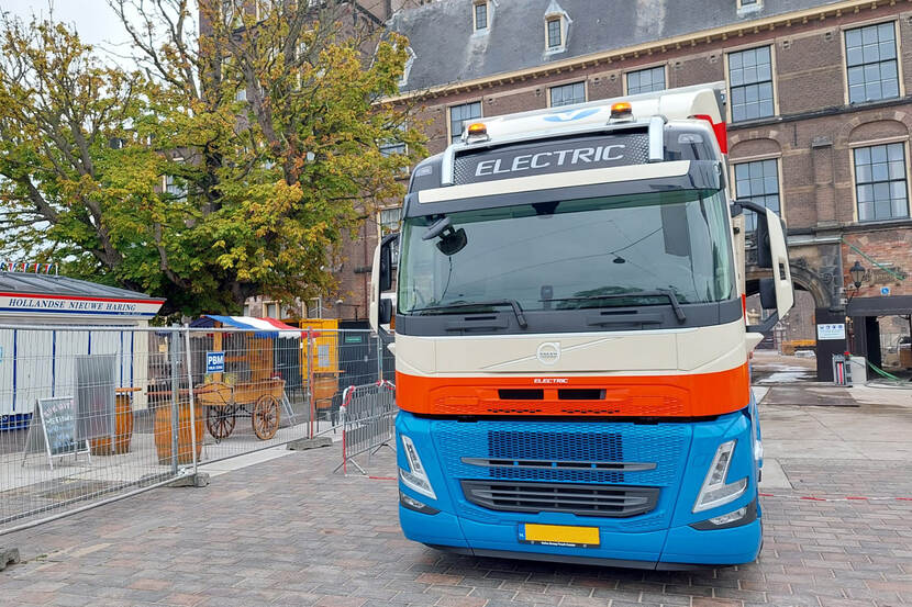 Elektrische vrachtwagen op  het Buitenhof bij de haringkraam