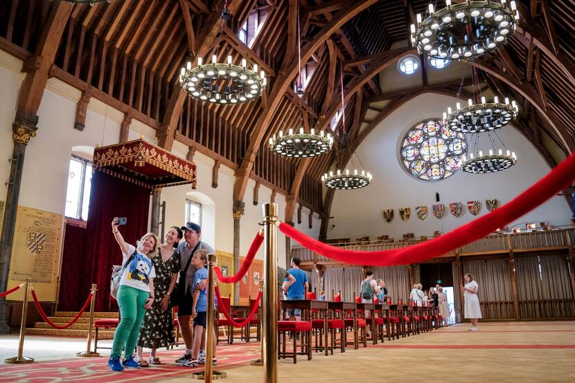 De Ridderzaal met bezoekers die een selfie nemen op Open Monumentendag Binnenhof 2023