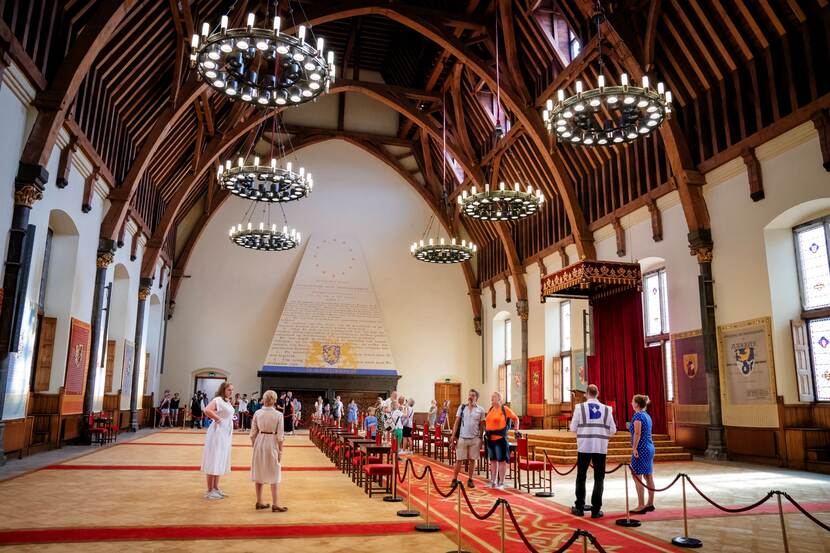 Beeld van de Ridderzaal met bezoekers op Open Monumentendag Binnenhof 2023