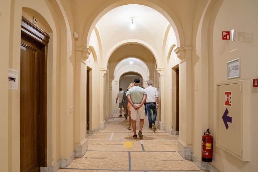 Bezoekers lopen door de gang van het Eerste Kamergebouw op Open Monumentendag Binnenhof 2023