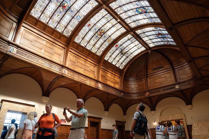 'De Hall' van de Eerste Kamer met glas-in-lood kap tijdens Open Monumentendag Binnenhof 2023