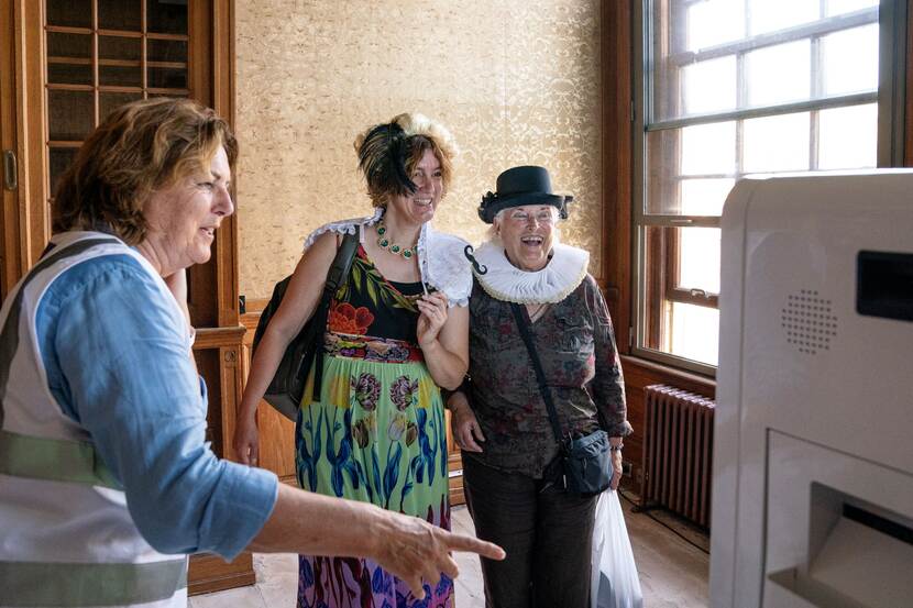 Verklede bezoekers gaan op de foto bij de photobooth op Open Monumentendag Binnenhof 2023