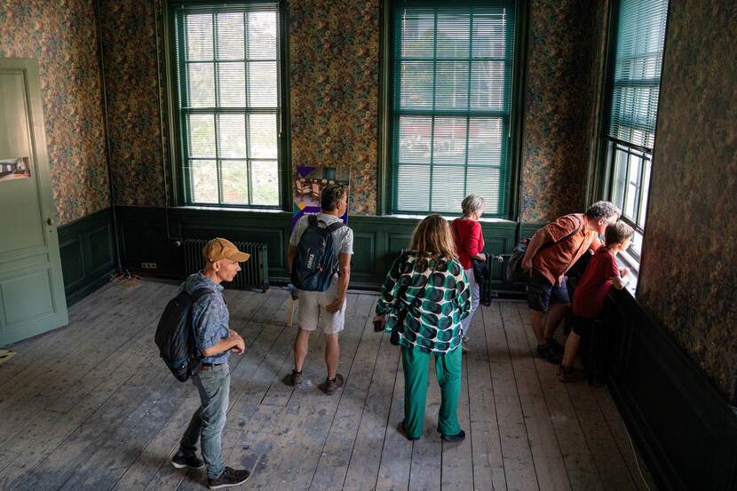 Bezoekers in de Frederik Hendrikkamer van de Eerste Kamer op Open Monumentendag Binnenhof 2023