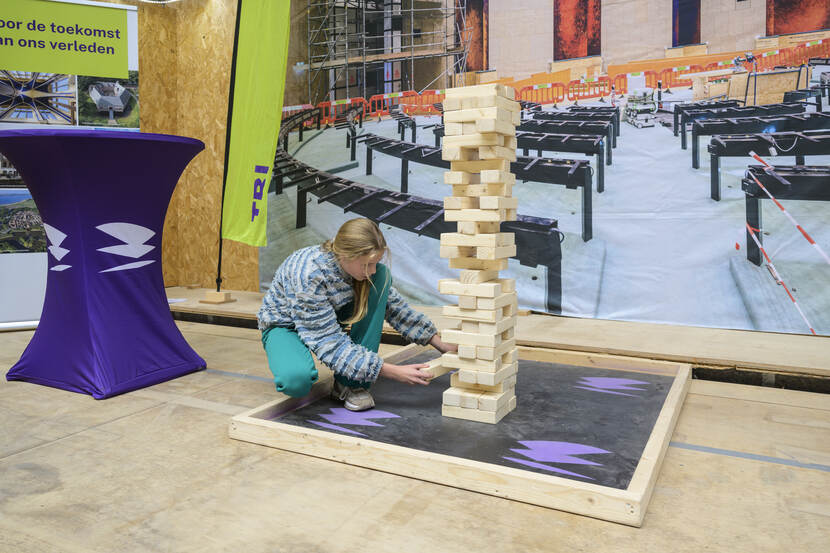 Open Monumentendag 2025: bezoeker bouwt Jenga-toren in de Statenpassage