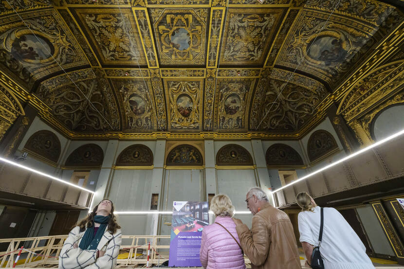 Open Monumentendag 2025: bezoekers kijken naar plafond plenaire zaal Eerste Kamer