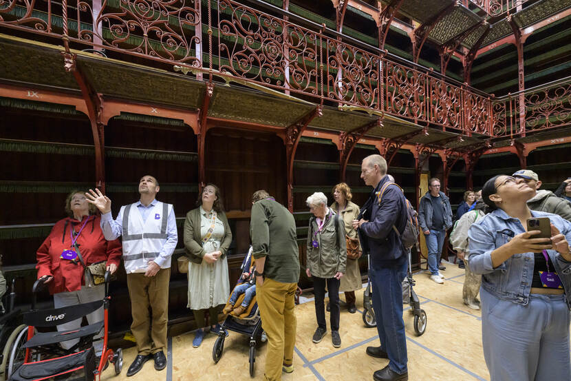 Open Monumentendag 2025: bezoekers richten de blik omhoog in de Handelingenkamer