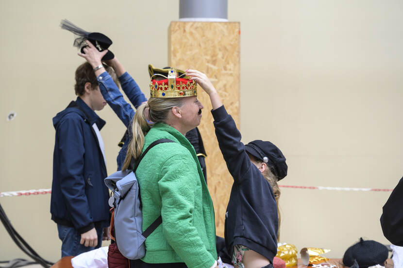 Open Monumentendag 2025: bezoekers met kroontjes bij de photobooth