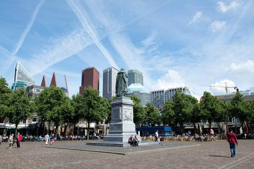 Het Plein in Den Haag met het standbeeld van Willem van Oranje en terrassen op de achtergrond