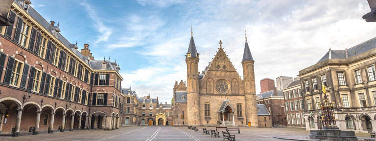 Het Binnenhof gezien door de Stadhouderspoort