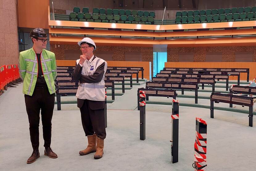 Splinter Chabot en Pi de Bruijn bij de interuptiemicrofoons in de ontmantelde plenaire zaal van de Tweede Kamer