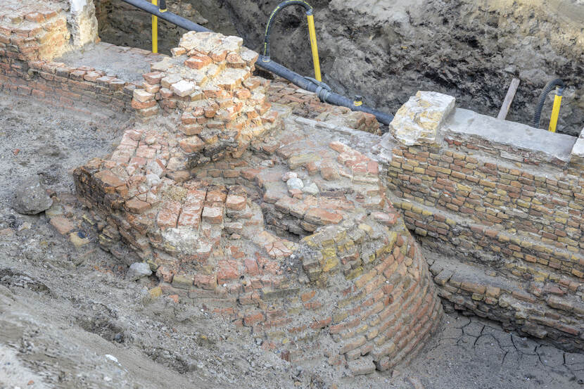 Het blootgelegde fundament van een van de torens van de Spuipoort