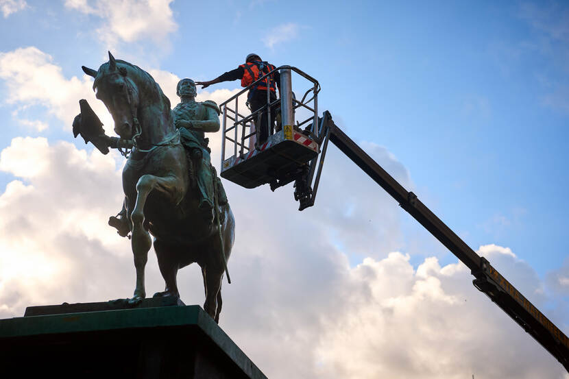 Plaatsen Ruiterstandbeeld Willem II in Franse Tuin Raad van State met hoogwerker bij standbeeld