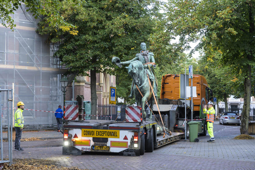 Ruiterstandbeeld Willem II op dieplader op weg naar Franse Tuin Raad van State