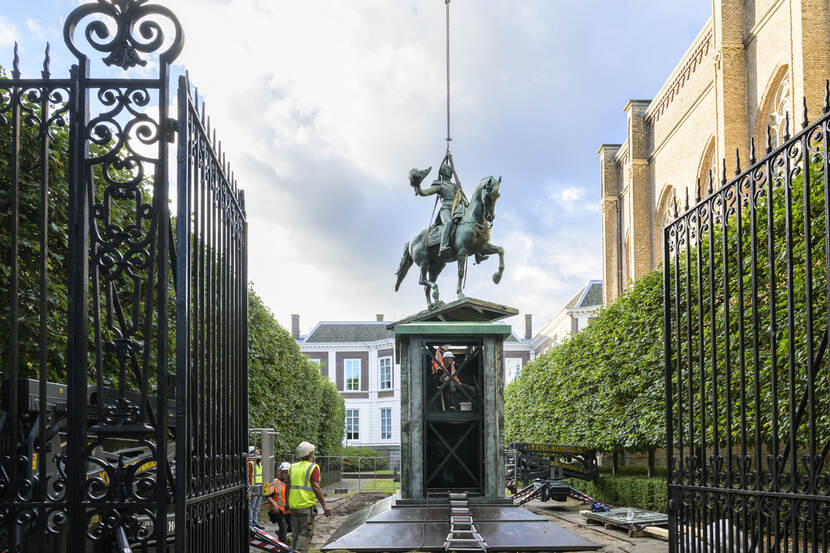 Op sokkel plaatsen Ruiterstandbeeld Willem II in Franse Tuin Raad van State