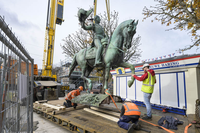 Het ruiterstandbeeld wordt op een dieplader geplaatst