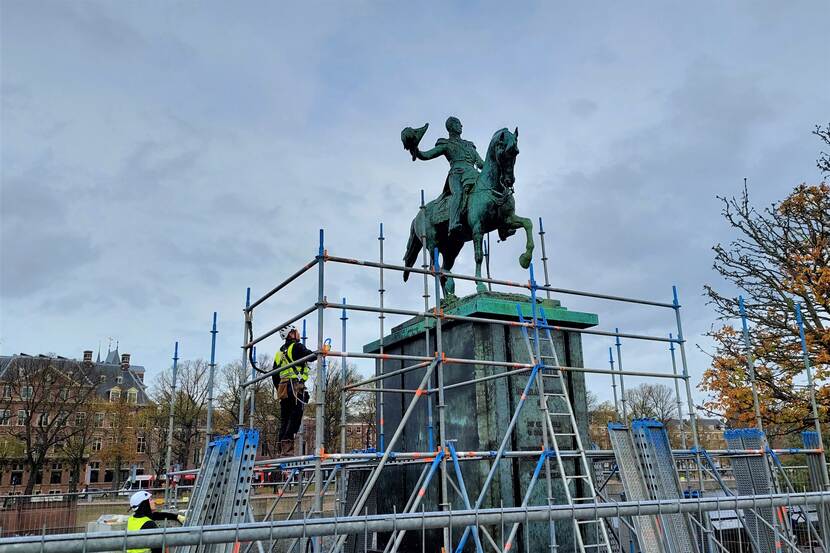 Het standbeeld van Willem II tijdens werkzaamheden omgeven door steigers en bouwhekken