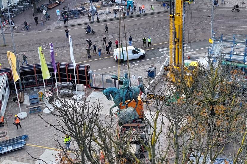 Het standbeeld van Willem II is opgetild van de sokkel en zweeft boven het Buitenhof.