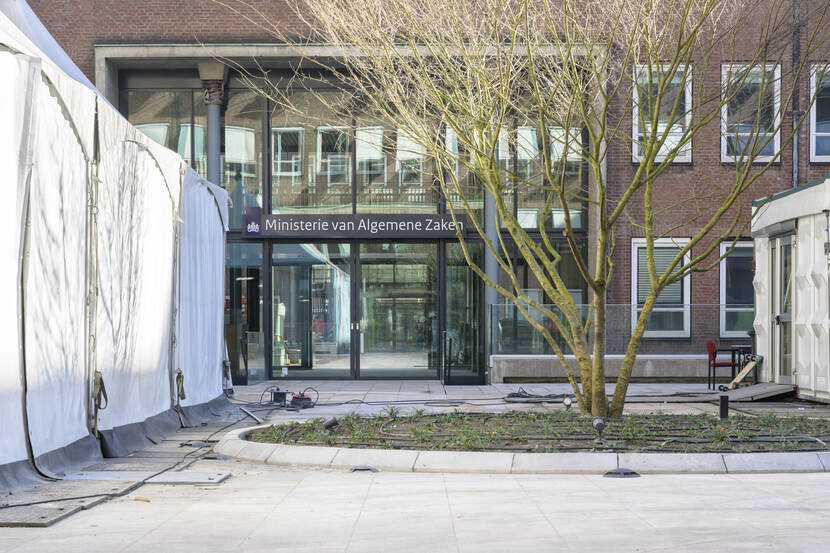 Boompje in een rond plantsoen op het hofje van de tijdelijke huisvesting ministerie Algemene Zaken