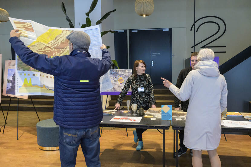 Bezoekers bij de kraam archeologie