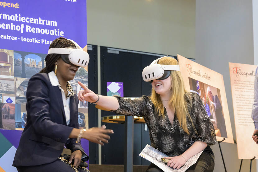 Bezoekers met VR-brillen van het virtueel museum archeologie
